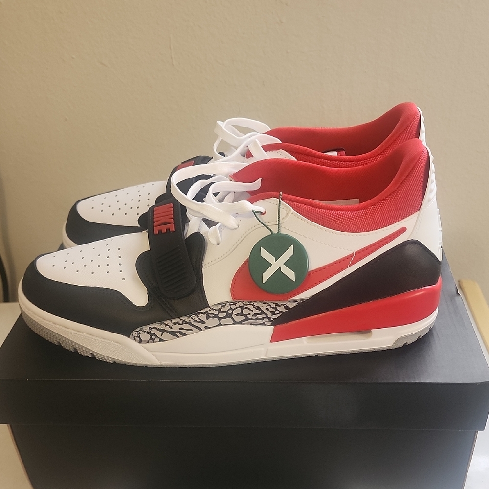 Air Jordan Legacy 312 Low Size 11 Men's White/Fire Red-Wolf Gray